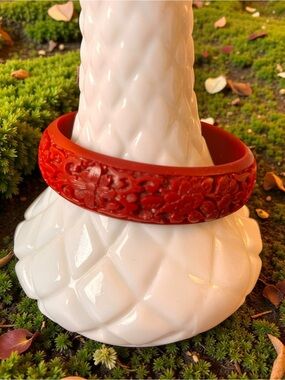 Vintage carved cinnabar lacquer bangle bracelet, Chinese floral pattern Pretty